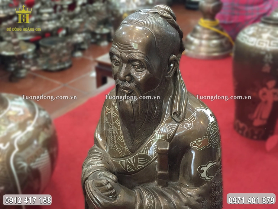 Từng họa tiết hoa văn được chạm khắc sắc nét